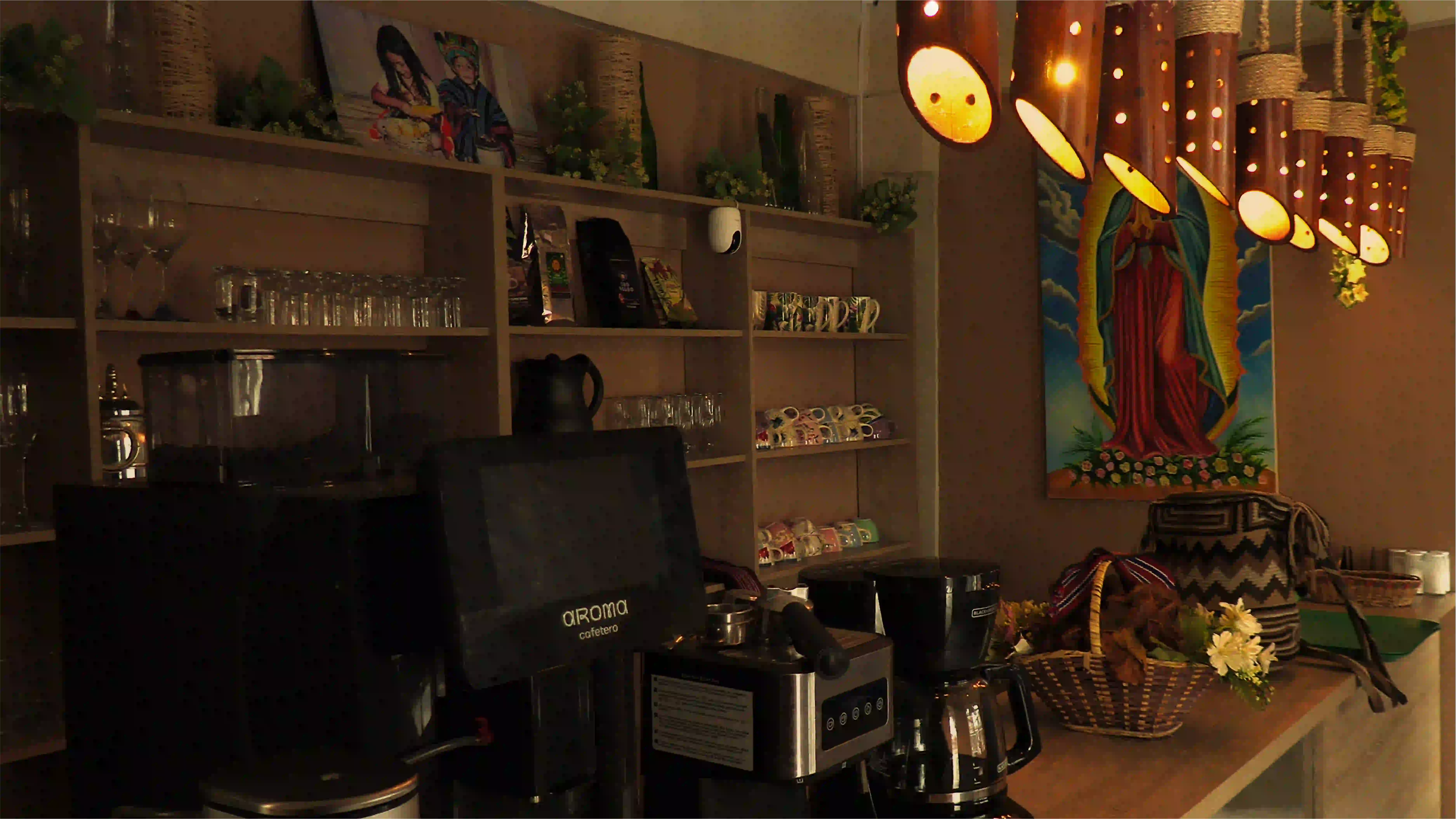 Barista preparando café